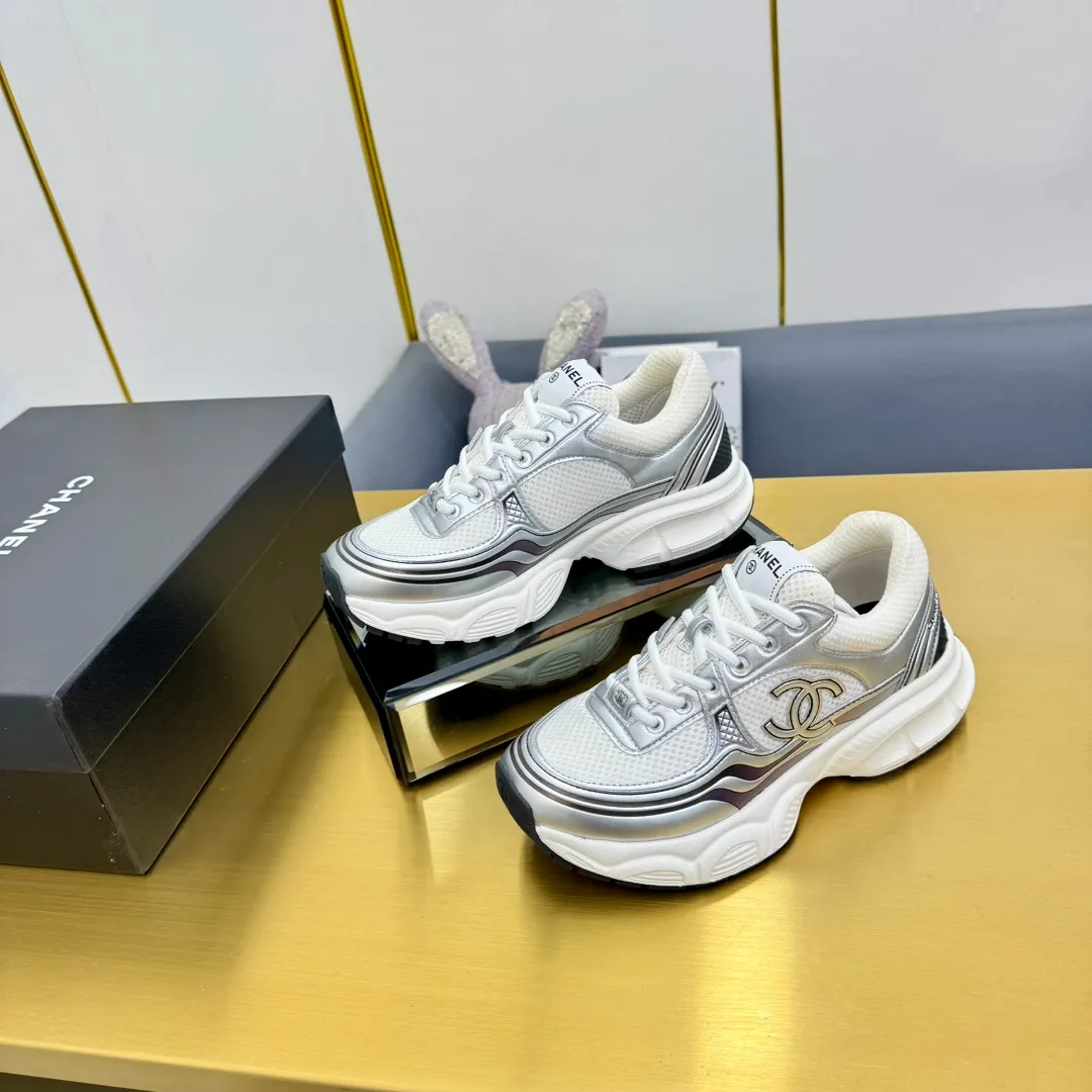 👟👟Ex-factory price 680👟👟 Upgraded version, upgraded version, upgraded version! No rebuttal accepted! ! ! ! Chanel Chanel dad shoes, couples' model for men and women - 2025 top casual sports shoes in the counter. This classic design; the upper is electro-embroidered with various techniques; ❷The inner lining is made of: original Yangli + net ❸The outsole is based on: the original TPU combination outsole. The full set of boutique packaging for women 35–41